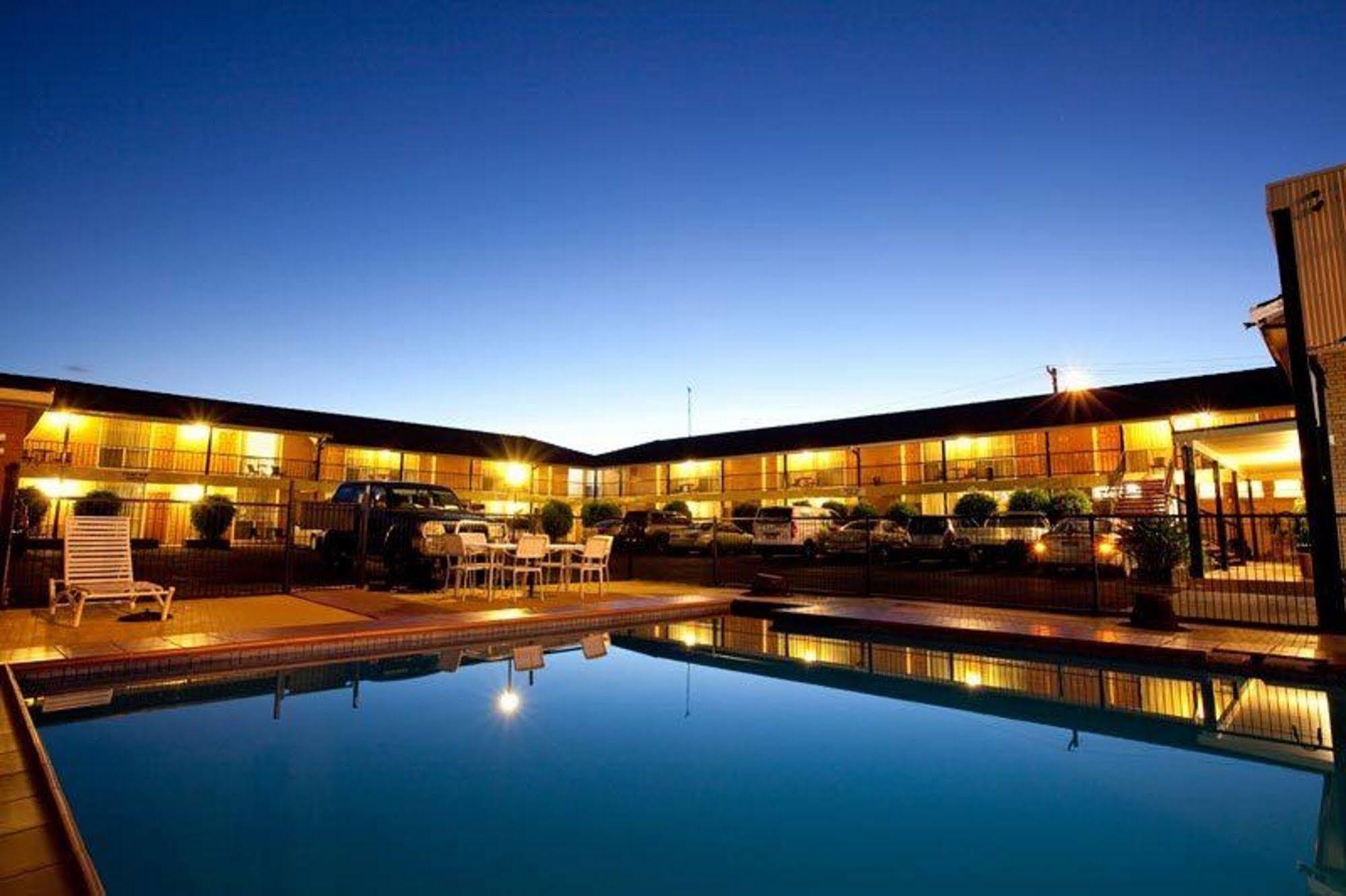 Golden West Motor Inn Dubbo Bagian luar foto